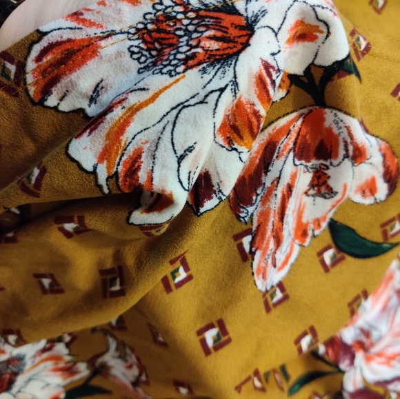 Daytrip XL Mustard Floral Split Back Top - Picture 4 of 4